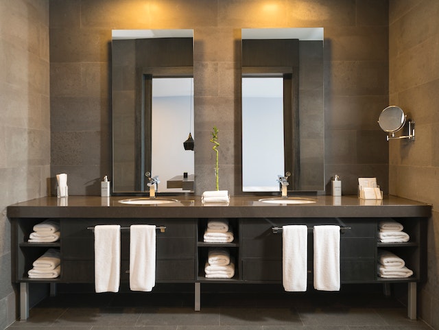 Two mirrors in the bathroom, an example of arranging furniture