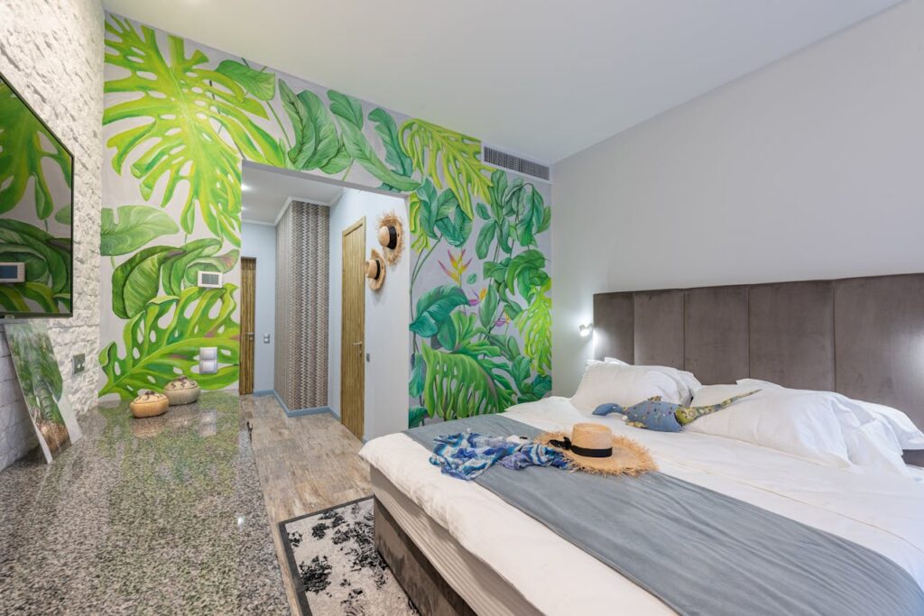 Bedroom with wallpaper with tropical motifs